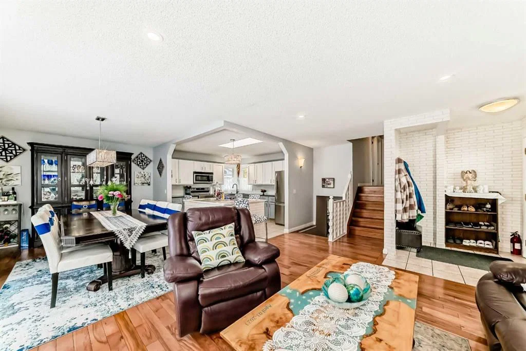 43 Beaconsfield Way NW, Calgary — photo 5 of 49