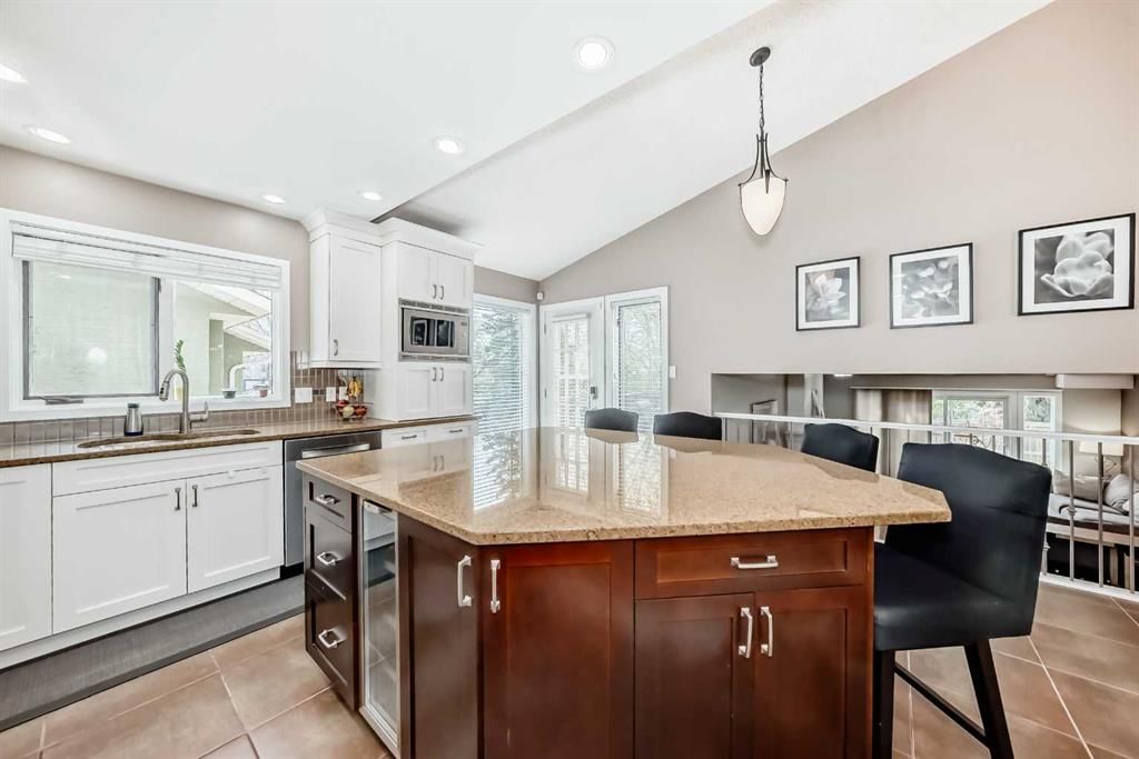 139 Wood Valley Bay SW, Calgary — photo 3 of 37