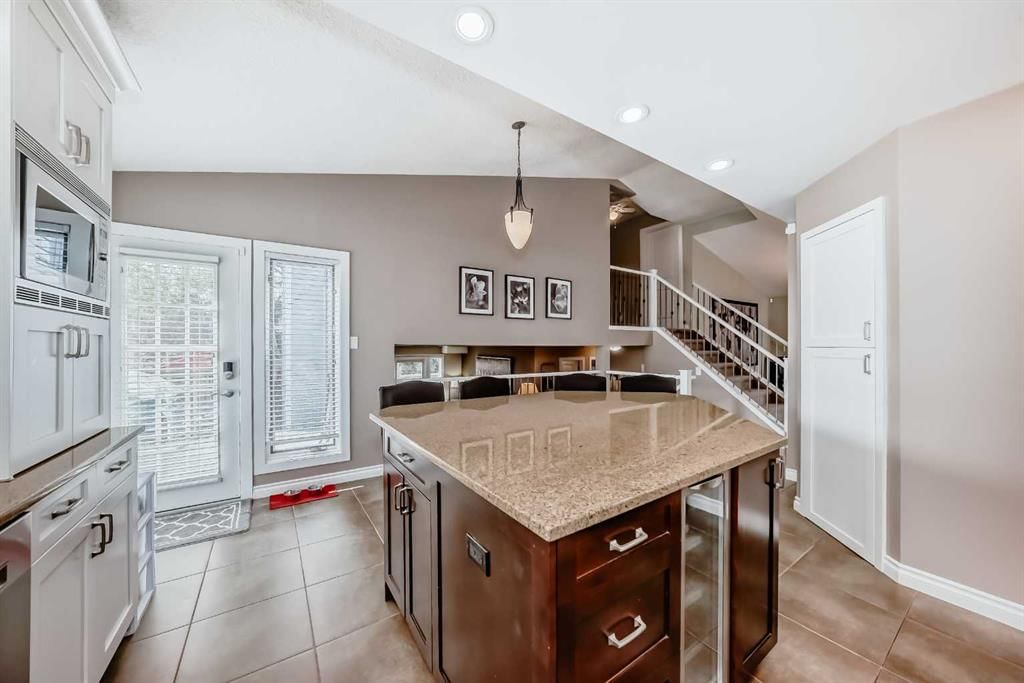 139 Wood Valley Bay SW, Calgary — photo 4 of 37