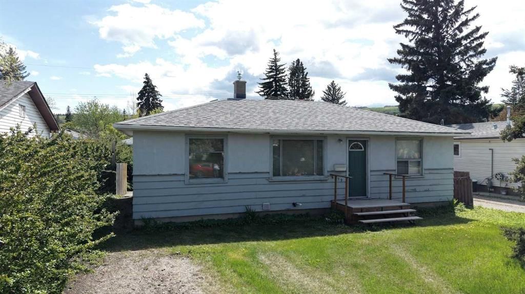 6379 31 Avenue NW, Calgary — main listing photo