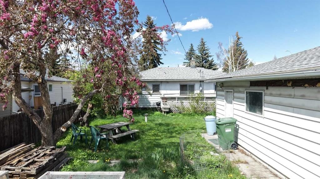 6379 31 Avenue NW, Calgary — photo 3 of 15