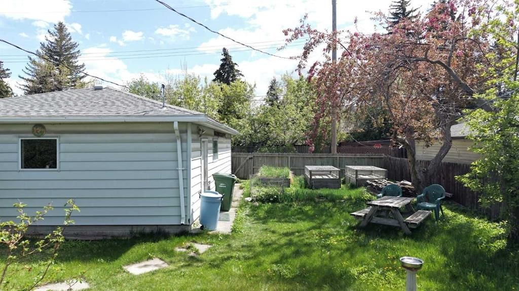 6379 31 Avenue NW, Calgary — photo 4 of 15