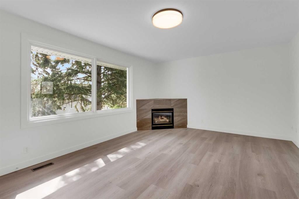 524 Killarney Glen Court SW, Calgary — photo 4 of 35