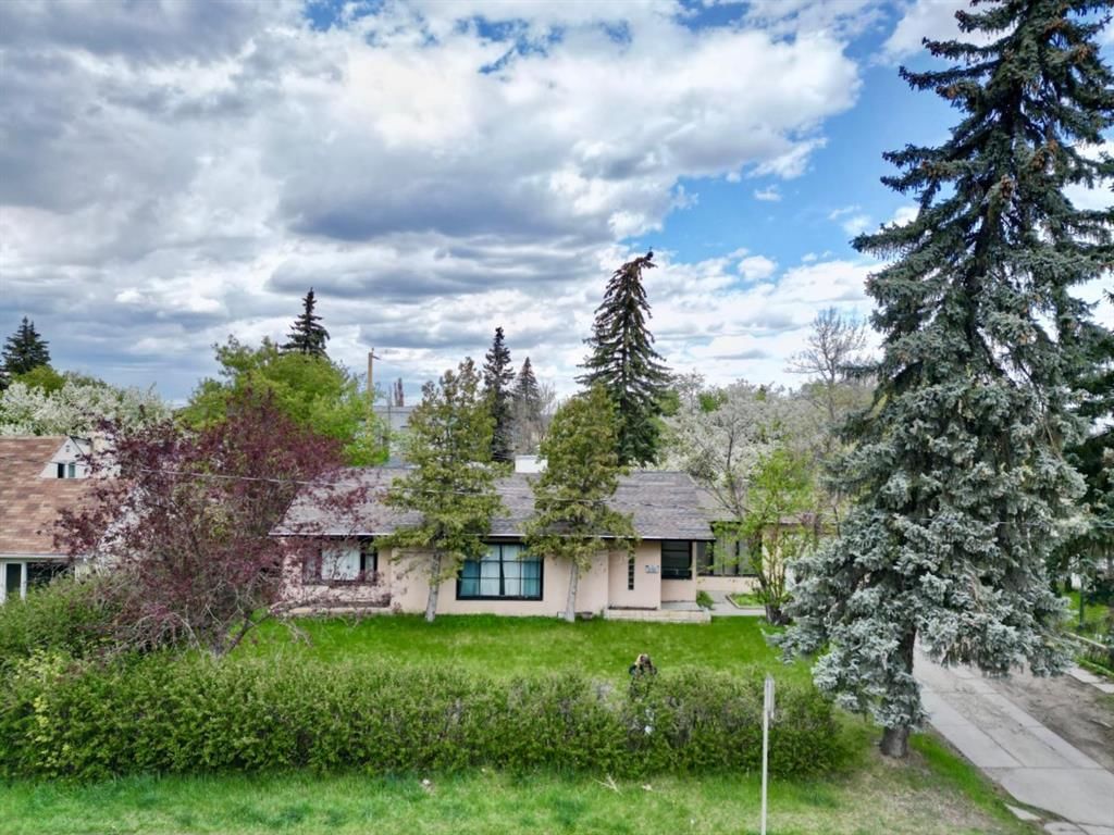 2110 26 Avenue SW, Calgary — main listing photo