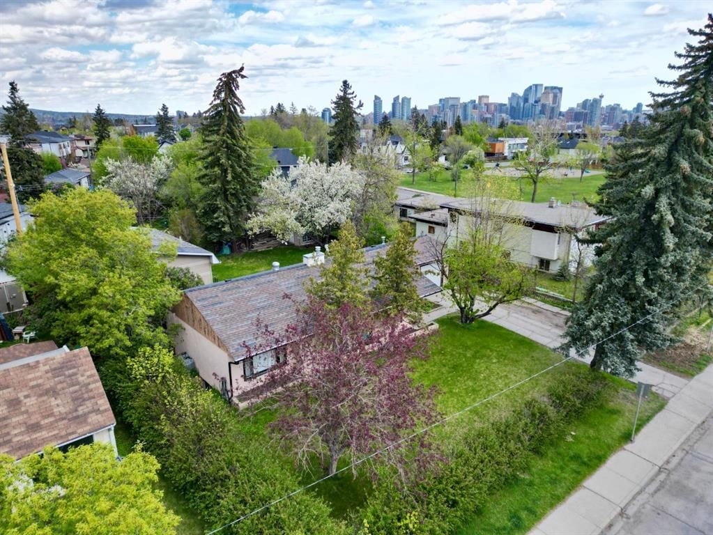 2110 26 Avenue SW, Calgary — photo 4 of 33
