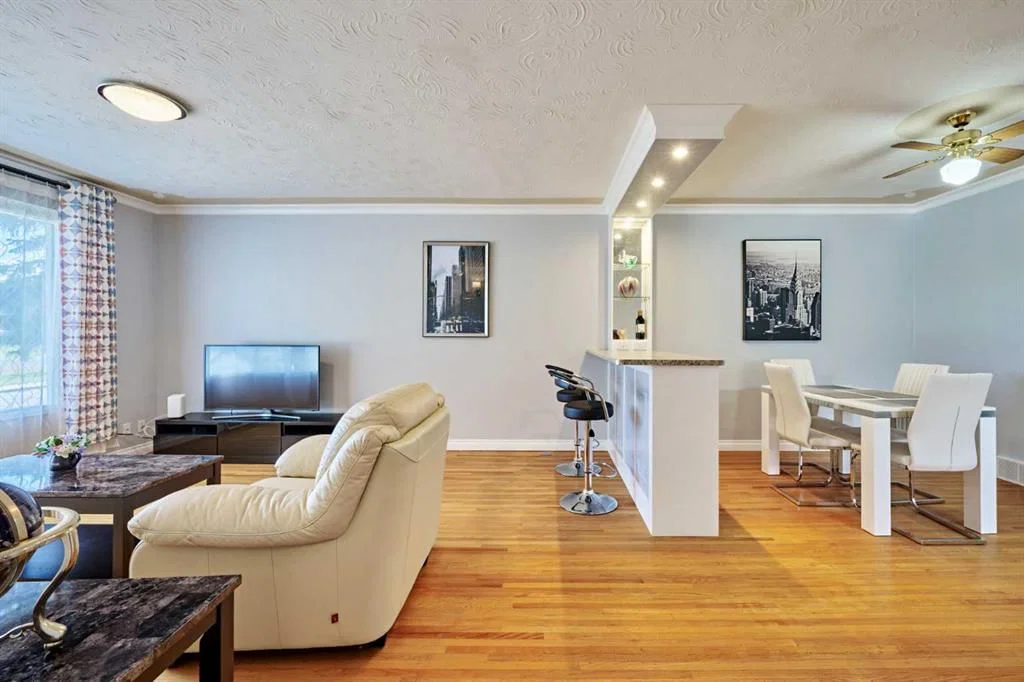 812A 69 Avenue SW, Calgary — photo 3 of 48
