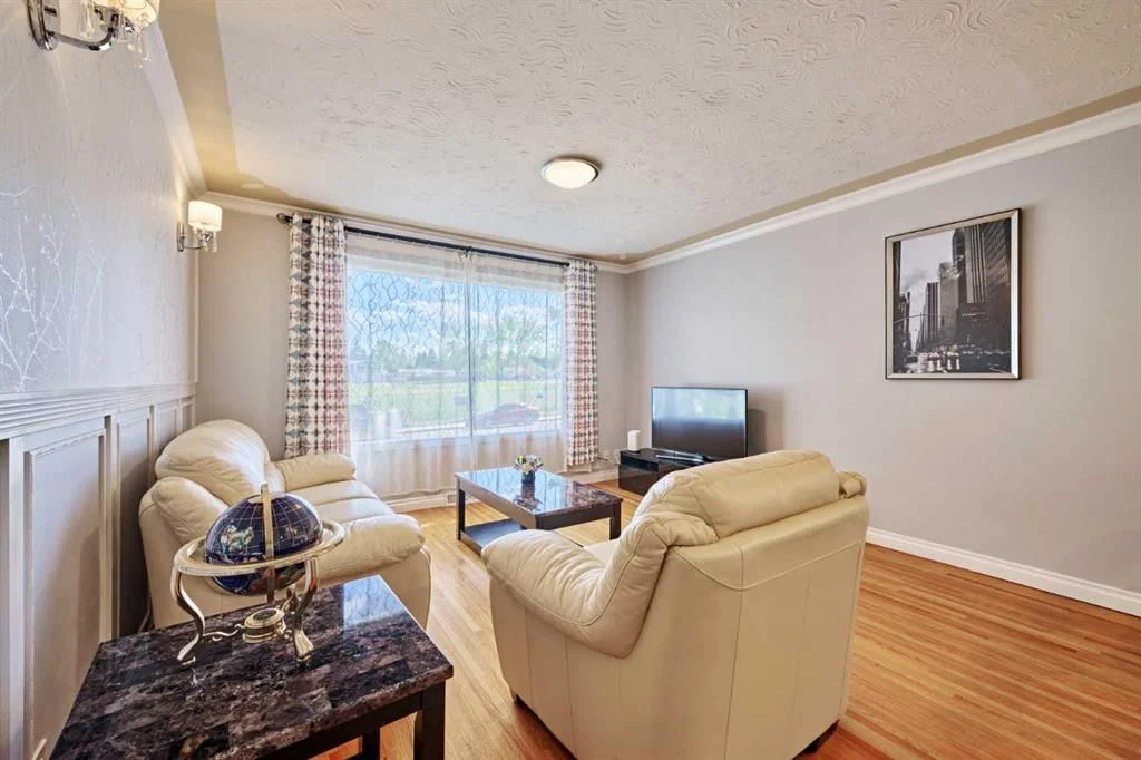 812A 69 Avenue SW, Calgary — photo 4 of 48