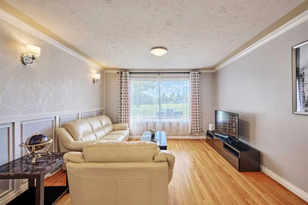 812A 69 Avenue SW, Calgary — photo 5 of 48