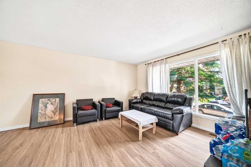 5051 Vantage Crescent NW, Calgary — photo 5 of 27