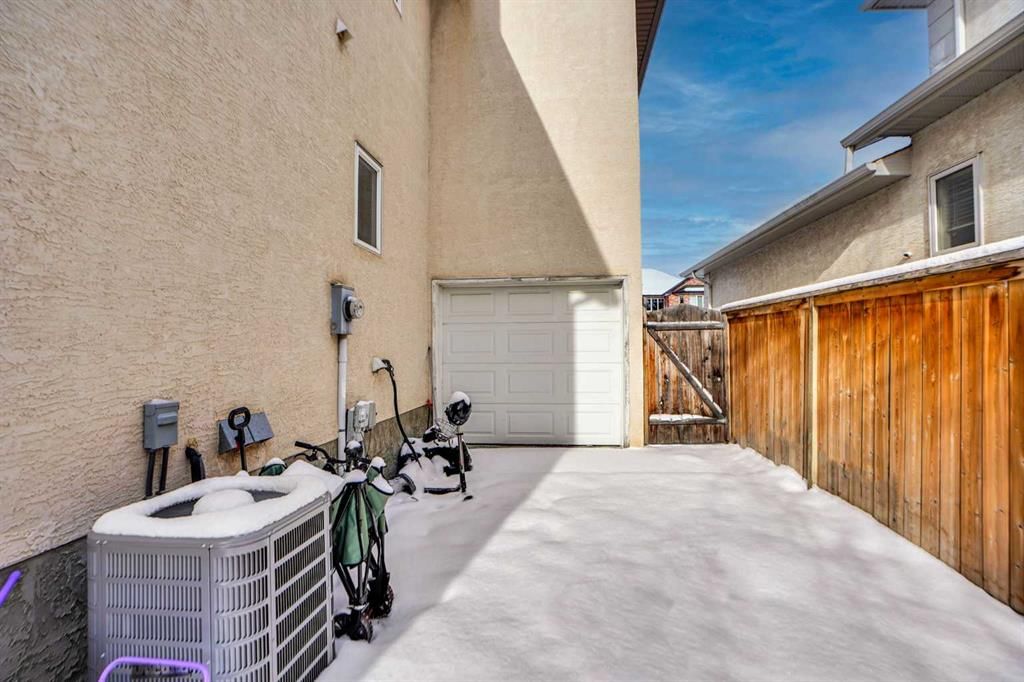 6 Strathridge Way SW, Calgary — photo 4 of 47