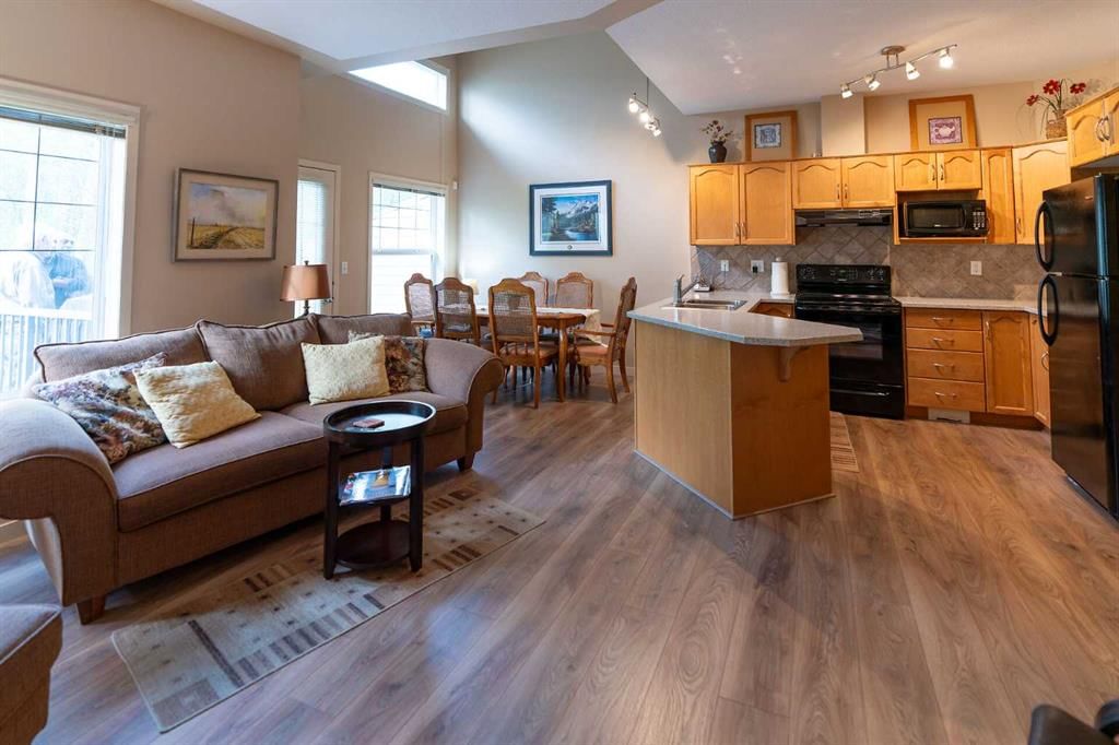 22 Rockyvalley Villas NW, Calgary — photo 4 of 30