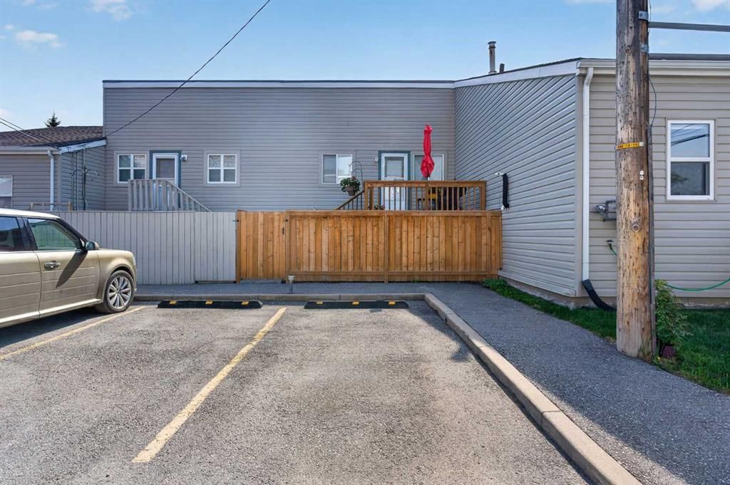 20, 8544 48 Avenue NW, Calgary — photo 4 of 46