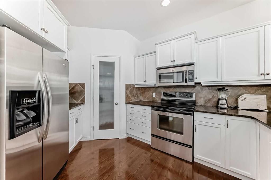 27 Aspen Hills Close SW, Calgary — photo 3 of 34