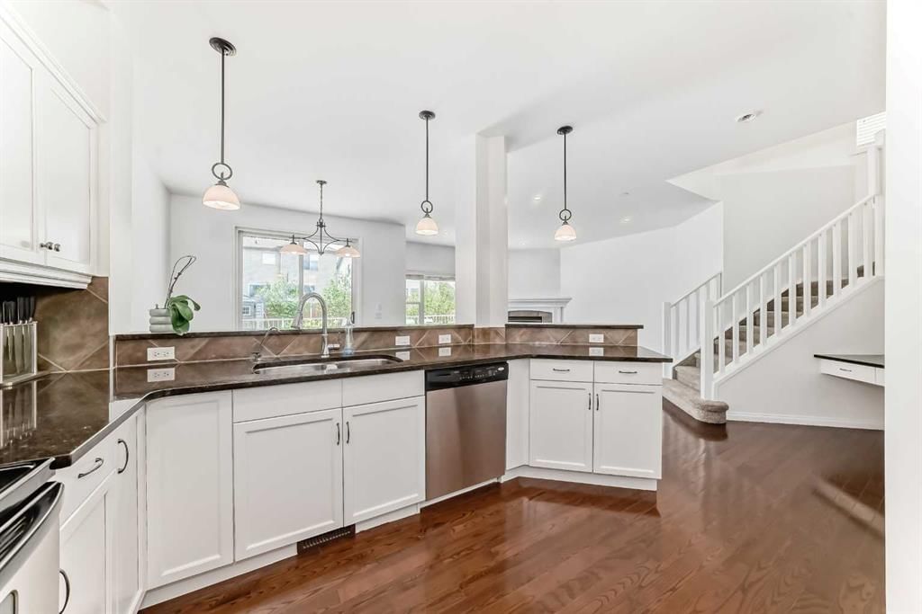 27 Aspen Hills Close SW, Calgary — photo 4 of 34