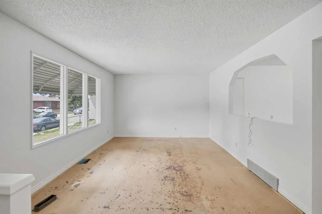 4112 - 13 Avenue NE, Calgary — photo 4 of 27
