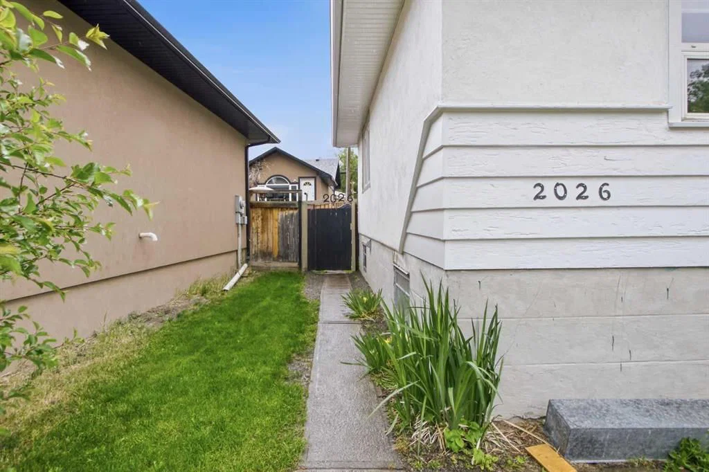2026 27 Street SE, Calgary — photo 3 of 38