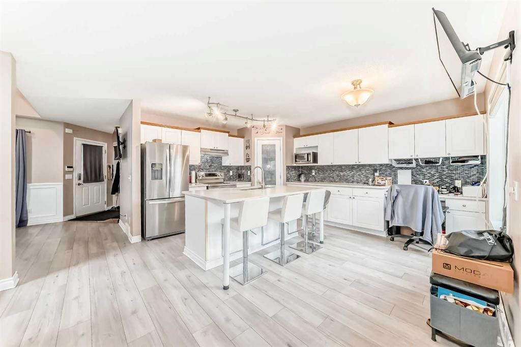 144 Douglas Ridge Circle SE, Calgary — photo 2 of 38