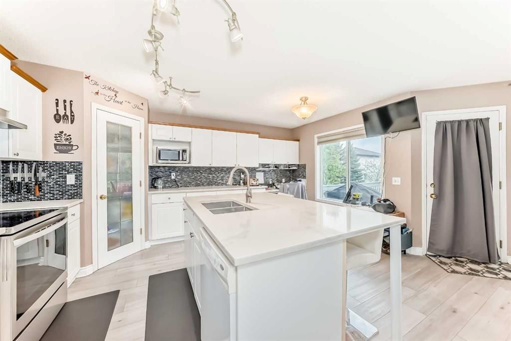 144 Douglas Ridge Circle SE, Calgary — photo 3 of 38