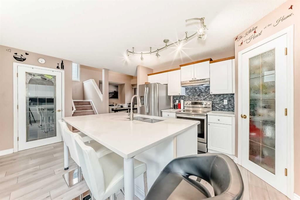 144 Douglas Ridge Circle SE, Calgary — photo 4 of 38