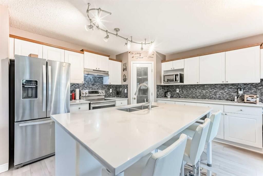 144 Douglas Ridge Circle SE, Calgary — photo 5 of 38