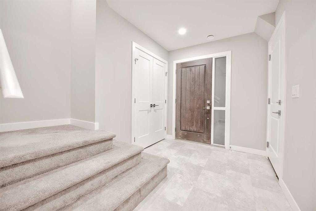917 Crestridge Common SW, Calgary — photo 2 of 30