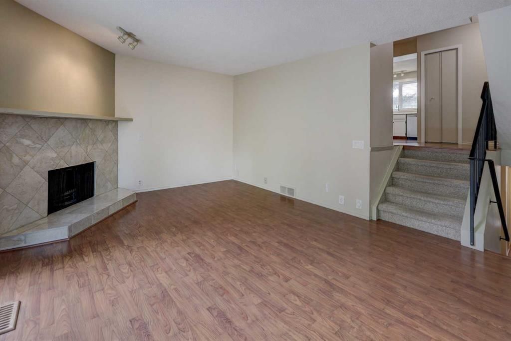82 Point Drive NW, Calgary — photo 4 of 46
