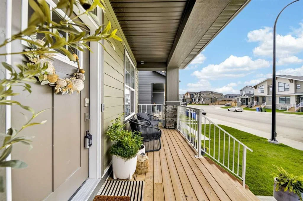 564 Rowmont Boulevard NW, Calgary — photo 5 of 50