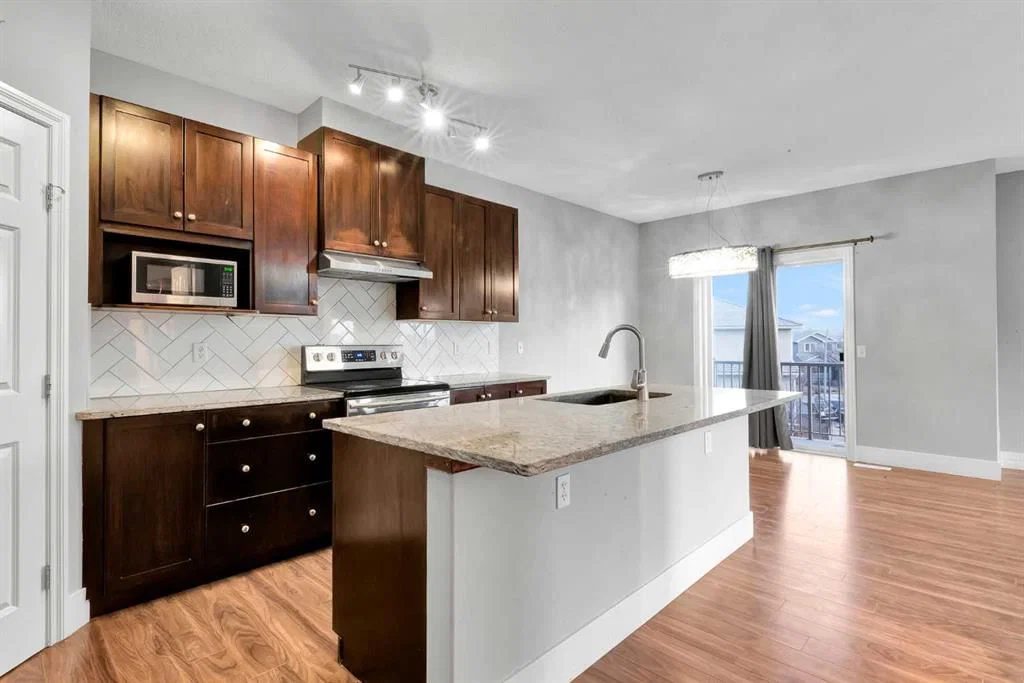 197 Royal Crest View NW, Calgary — photo 4 of 18