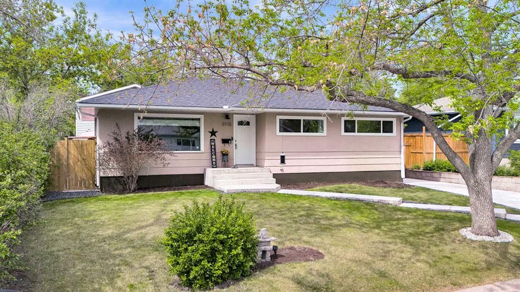 5935 Thornton Road NW, Calgary — photo 3 of 43