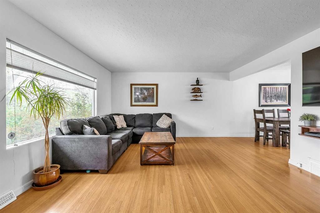 5935 Thornton Road NW, Calgary — photo 4 of 43