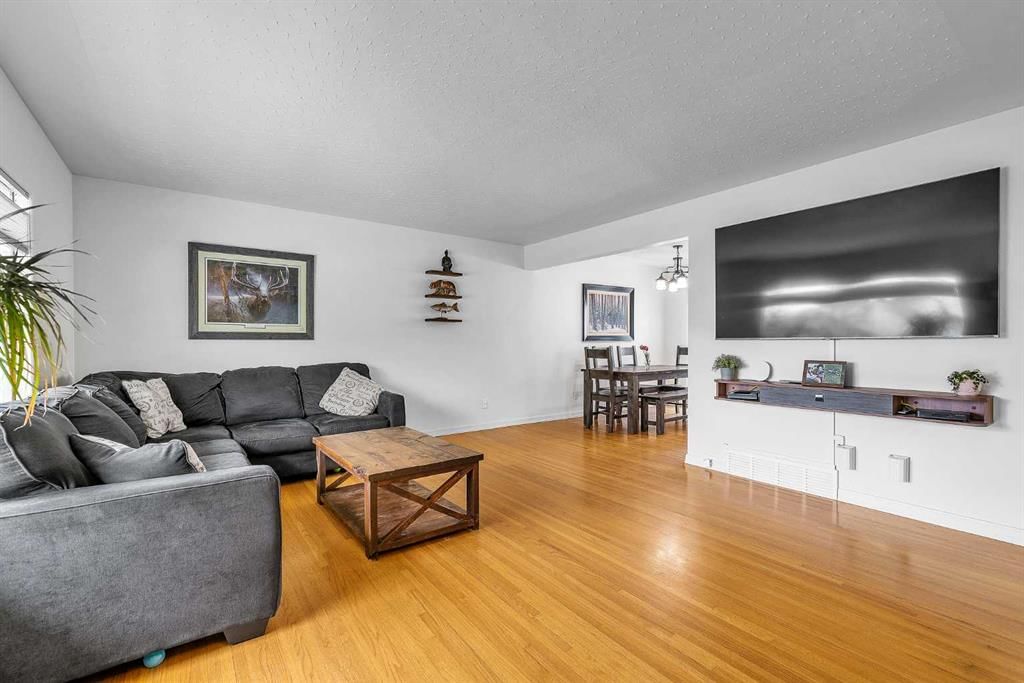 5935 Thornton Road NW, Calgary — photo 5 of 43