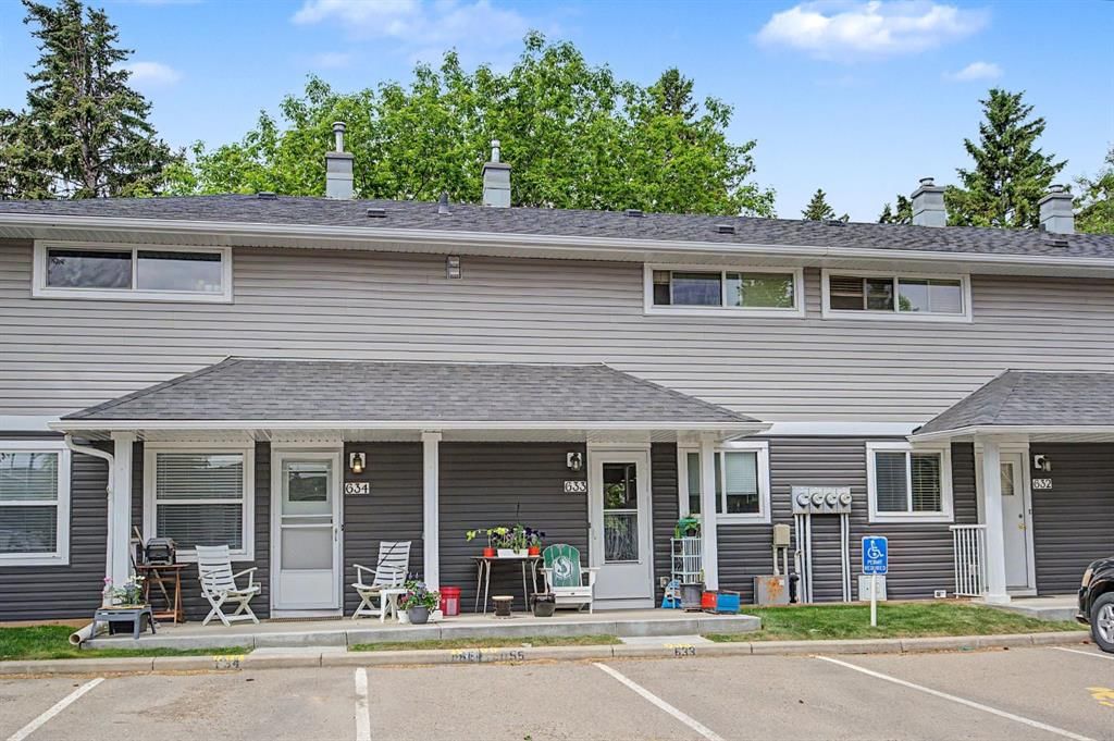 633 Regal Park NE, Calgary — main listing photo