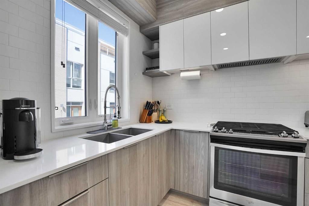 4012 Kovitz Lane NW, Calgary — photo 4 of 40