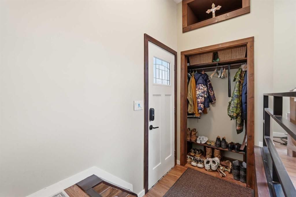 865 Queensland Drive SE, Calgary — photo 4 of 50