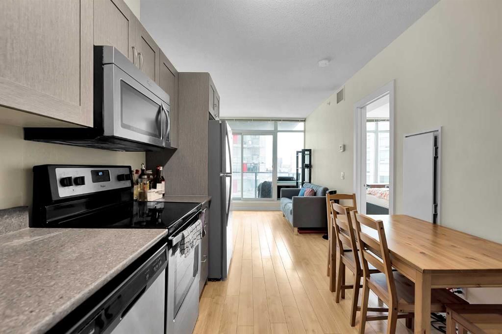 804, 30 Brentwood Common NW, Calgary — photo 3 of 13