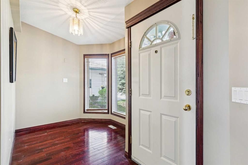 14 Strathearn Gardens SW, Calgary — photo 2 of 25