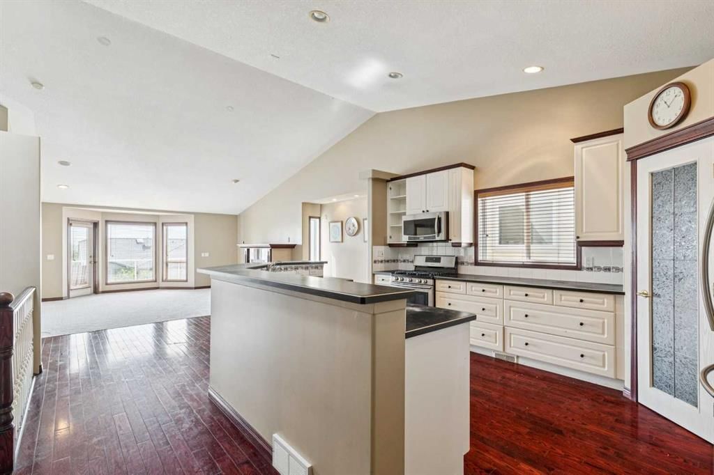 14 Strathearn Gardens SW, Calgary — photo 3 of 25