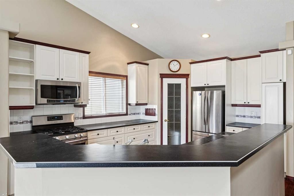 14 Strathearn Gardens SW, Calgary — photo 4 of 25