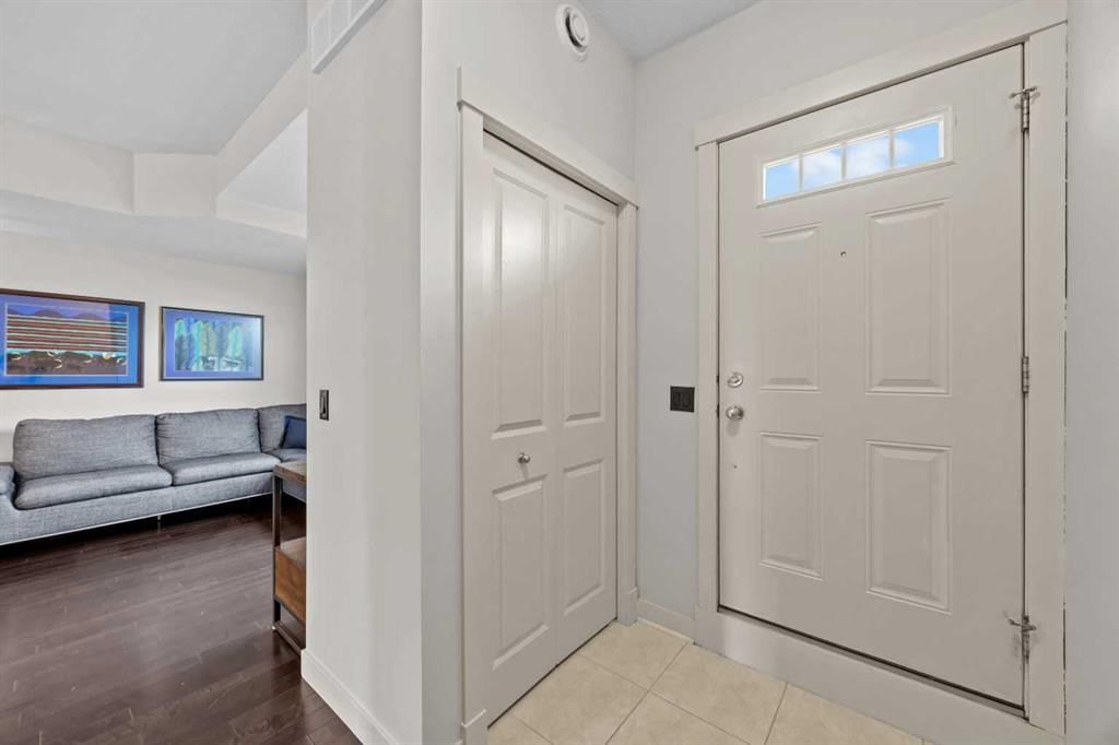 768 73 Street SW, Calgary — photo 3 of 35