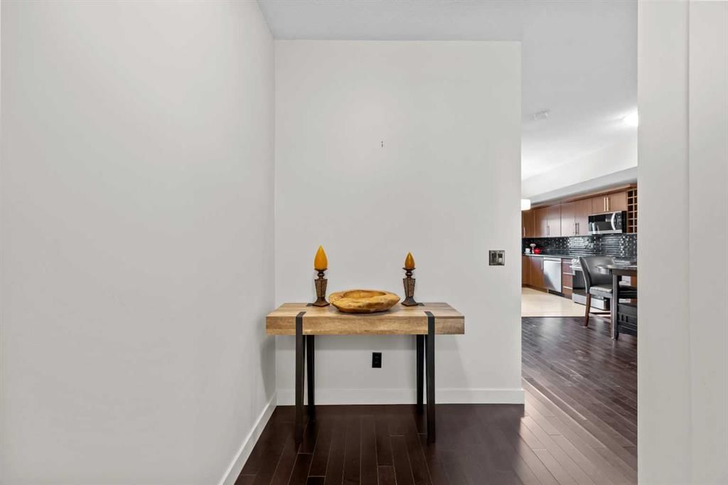 768 73 Street SW, Calgary — photo 4 of 35