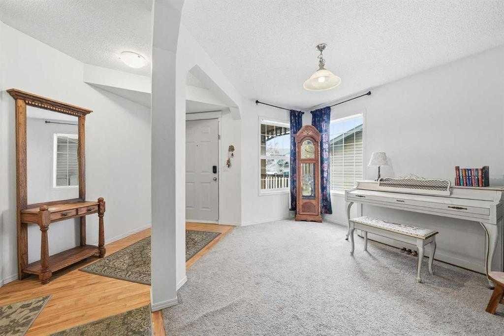 62 New Brighton Circle SE, Calgary — photo 2 of 26