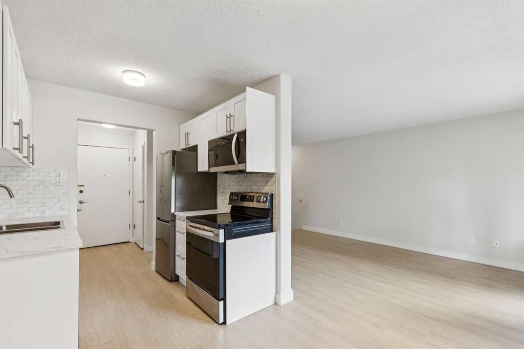 17, 3519 49 Street NW, Calgary — photo 4 of 18