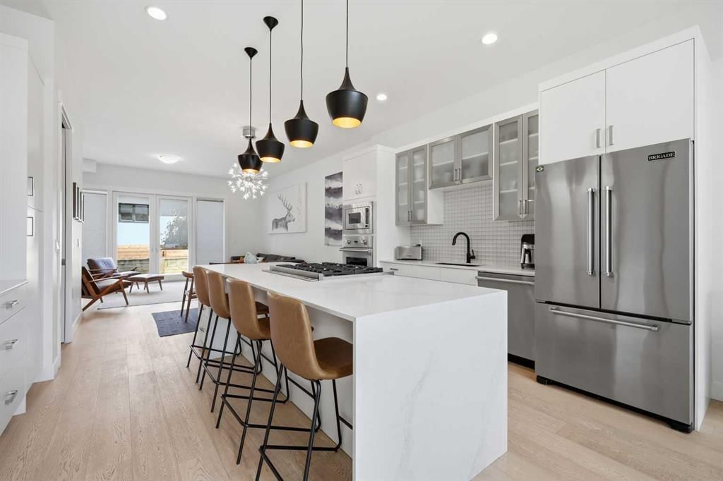 2124 32 Avenue SW, Calgary — main listing photo