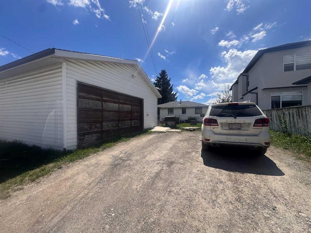 8132 Bowness Road NW, Calgary — photo 2 of 3