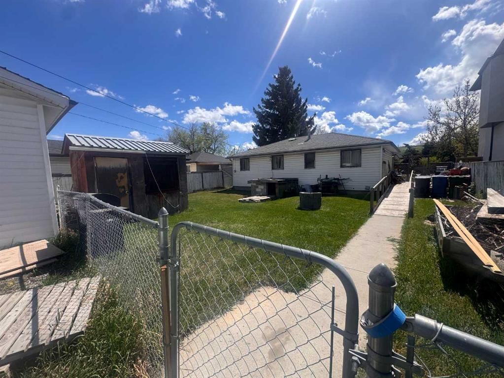 8132 Bowness Road NW, Calgary — photo 3 of 3