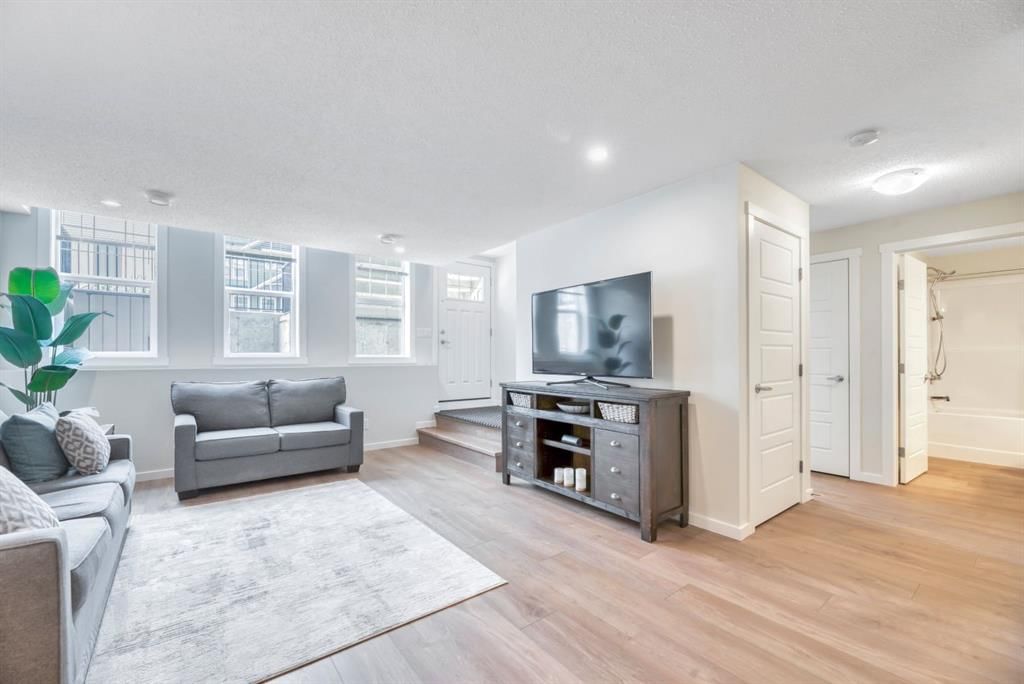 314 Cranbrook Square SE, Calgary — photo 4 of 34