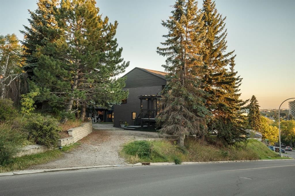 618 10 Street NE, Calgary — photo 3 of 47