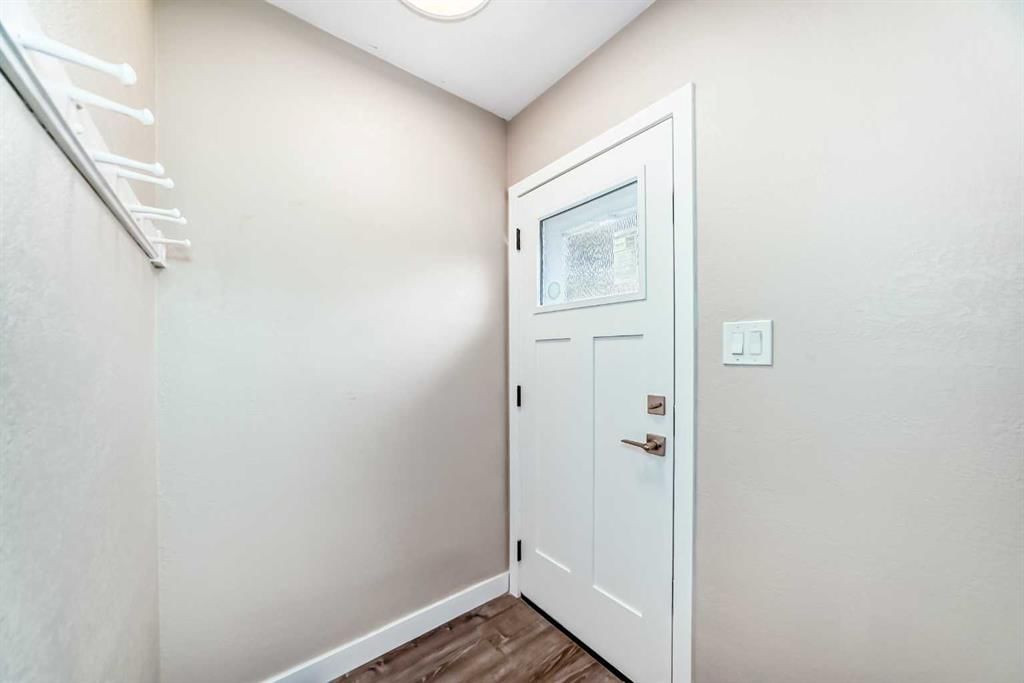 2311 Westmount Road NW, Calgary — photo 4 of 45