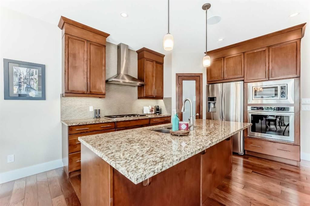 32 Westmore Place SW, Calgary — photo 4 of 42