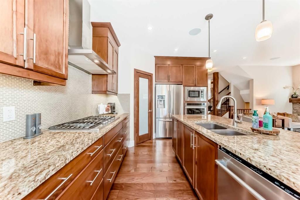 32 Westmore Place SW, Calgary — photo 5 of 42